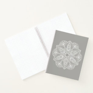 Exotic White Mandala auf grauem Hintergrund Notizblock