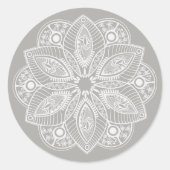 Exotic White Mandala auf grauem Hintergrund Runder Aufkleber (Vorderseite)