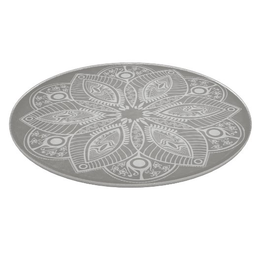 Exotic White Mandala auf grauem Hintergrund Schneidebrett (Ecke)