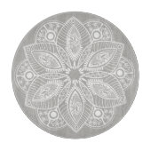 Exotic White Mandala auf grauem Hintergrund Schneidebrett (Vorderseite)