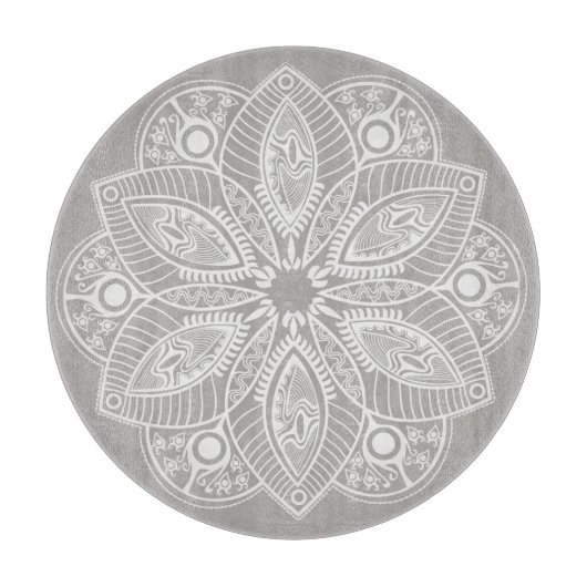 Exotic White Mandala auf grauem Hintergrund Schneidebrett (Vorderseite)