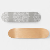 Exotic White Mandala auf grauem Hintergrund Skateboard (Horizontal)