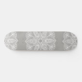 Exotic White Mandala auf grauem Hintergrund Skateboard (Horizontal)