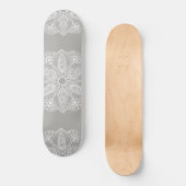 Exotic White Mandala auf grauem Hintergrund Skateboard (Vorderseite)