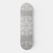 Exotic White Mandala auf grauem Hintergrund Skateboard (Vorderseite)
