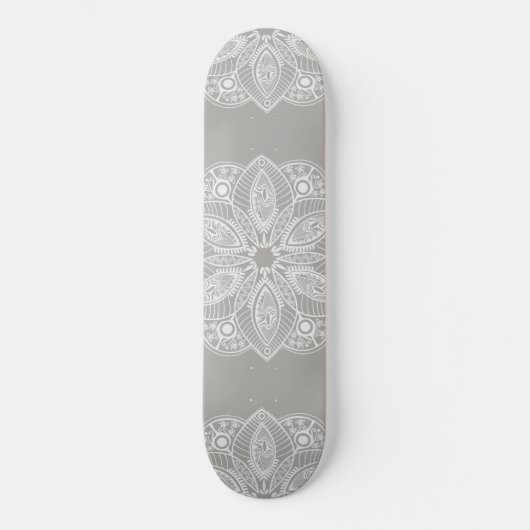 Exotic White Mandala auf grauem Hintergrund Skateboard (Vorderseite)