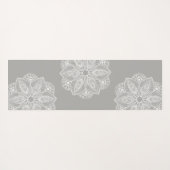 Exotic White Mandala auf grauem Hintergrund Yogamatte (Rückseite (Horizontal))