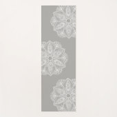 Exotic White Mandala auf grauem Hintergrund Yogamatte (Vorderseite)