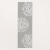 Exotic White Mandala auf grauem Hintergrund Yogamatte (Rückseite)