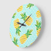Exotische Ananas: Blue Polka-Dot Fun. Große Wanduhr (Winkel)