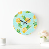Exotische Ananas: Blue Polka-Dot Fun. Große Wanduhr (Zuhause)