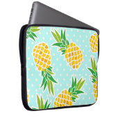 Exotische Ananas: Blue Polka-Dot Fun. Laptopschutzhülle (Vorne Rechts)