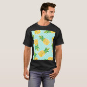 Exotische Ananas: Blue Polka-Dot Fun. T-Shirt (Vorne ganz)