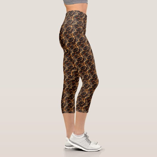 "Exotische Giraffen: Auf einer Giraffe Gemusterte Capri Leggings (Rechts)