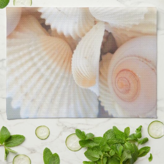 Exotische Muscheln mit weißem Pfirsich, Sommerstra Geschirrtuch (Gefaltet)