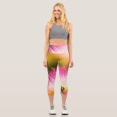 Exotische Sommerrosa Mimosa-Blume Capri Leggings (Vorderseite)