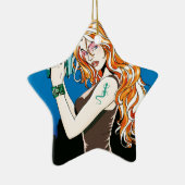 Exotisches Frauenmodell mit Orangenhaar mit einer Keramikornament (Rechts)