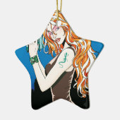 Exotisches Frauenmodell mit Orangenhaar mit einer Keramikornament (Links)