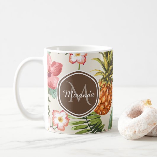 Exotisches tropisches Ananas, florbraune Monogramm Kaffeetasse (Mit Donut)
