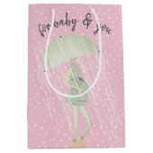 Expectant Mama mit Umbrella auf Polka Dots Mittlere Geschenktüte (Vorderseite)