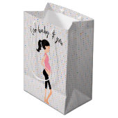 Expectant Mother on Polka Dots Mittlere Geschenktüte (Vorderseite Schrägansicht)