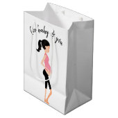 Expectant Mother on White Mittlere Geschenktüte (Vorderseite Schrägansicht)