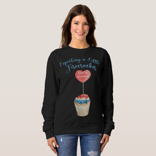 Expecting A Firecracker Due December 2022 Pregnanc Sweatshirt (Vorne ganz)