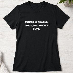 Experte für Snacks Umarmen und Pflege Liebe Design T-Shirt