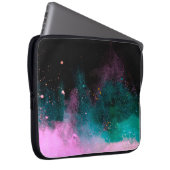 Explosion des abgeschiedenen farbigen Pulvers auf  Laptopschutzhülle (Vorne Rechts)