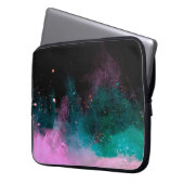 Explosion des abgeschiedenen farbigen Pulvers auf  Laptopschutzhülle (Vorderseite Links)