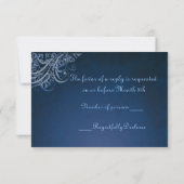 Exquisite Barock Blue Scroll RSVP Karte (Rückseite)