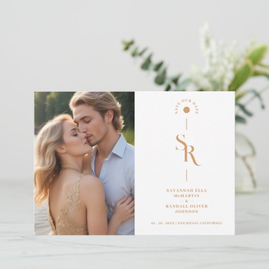 Exquisite Chic Minimalist Golden Wedding Initials Save The Date (Stehend Vorderseite)
