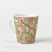 Exquisite Kirschblüten Florals auf Chartreuse Milchtasse (Linke Ecke)