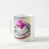 Exquisite rosa Orchideen-Erholungen auf Silberplat Kaffeetasse (Vorderseite Links)