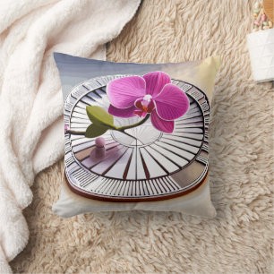 Exquisite rosa Orchideen-Erholungen auf Silberplat Kissen