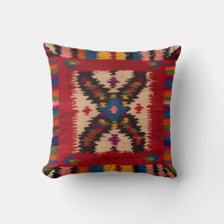 "Exquisite Rote Kilim Kissen in Paris: Ein Paris h