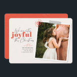 Extra Joyful Coral Pregnancy Ankündigung Foto<br><div class="desc">Eine moderne Karte mit der Meldung "Wir sind dieses Weihnachten besonders froh" ist perfekt,  um die Schwangerschaft Ihrer Familie anzukündigen. Personalisieren Sie Ihre Namen,  Ihr Lieblingsbild und eine kurze Nachricht. Farbkorallenbild von Jessica Rockowitz auf Unsplash</div>