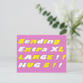 Extra Large Hugs Design rosa-gelbe Grafik Postkarte (Stehend Vorderseite)