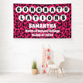 Extra Large Pink Leopard Print 2024 Abschluss Banner (Insitu)