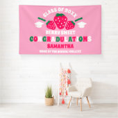 Extra Large Strawberry 2025 Abschluss Banner (Insitu)