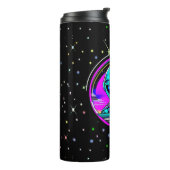 Extra-Terrestriale Alien mit einem UFO Thermosbecher (Nach links gedreht)