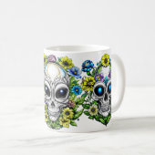 Extraterrestrische Alien Skulls und Blume Kaffeetasse (VorderseiteRechts)