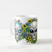 Extraterrestrische Alien Skulls und Blume Kaffeetasse (Vorderseite Links)