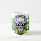 Extraterrestrische Alien Skulls und Blume Kaffeetasse (Mittel)
