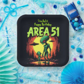 Extraterrestrische Beings erscheinen in der Nähe v Pappteller (Party)