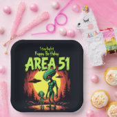 Extraterrestrische Beings erscheinen in der Nähe v Pappteller (Party)