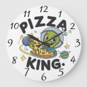 Extraterrestrische Freude: Alien über Pizza Große Wanduhr (Vorderseite)