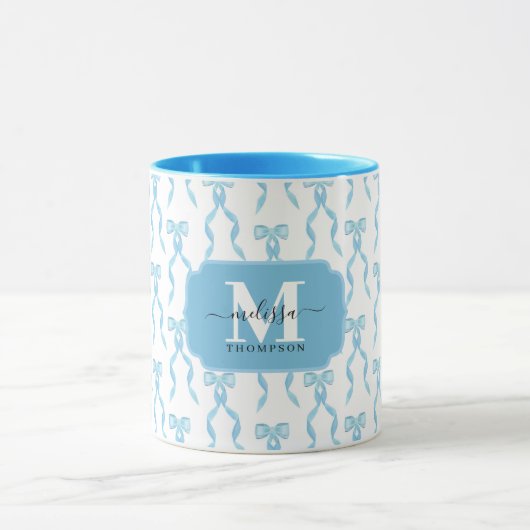 Extravagant Blue Bow Mit Monogramm Tasse (Zentrum)