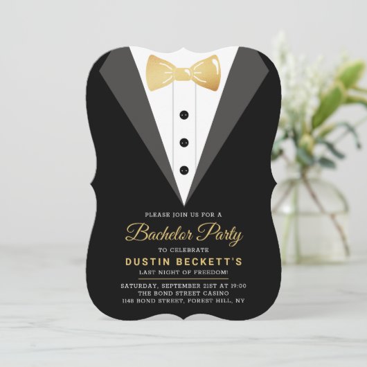 Extravagante Goldfoil Tuxedo Bachelor Party Einladung (Stehend Vorderseite)
