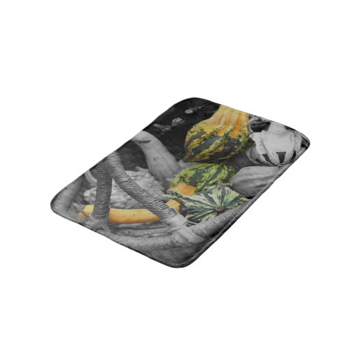 Extravagante Gourds in einem Korbweidekorb, teilwe Badematte (Schrägansicht)